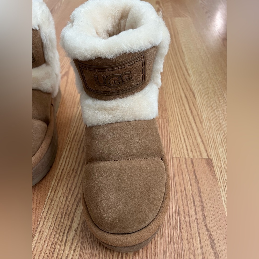 UGG Classic Chillapeak Genuine Shearling
Trimmed Boot Size 8 NWOT - Picture 4 of 15